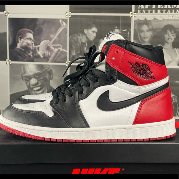 Air Jordan 1 Black Toe
